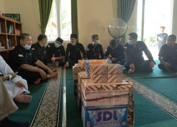 Peduli Sesama, FKPMB Muara Enim Bagikan Ratusan Takjil dan Masker