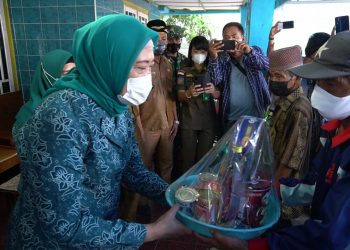 Ketua TP PKK OKI Serahkan Bantuan Kepada Korban Kebakaran SP Padang