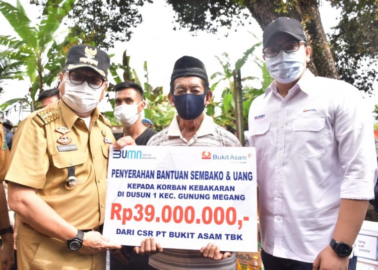 PTBA Salurkan Bantuan Sembako dan Uang Tunai Kepada Korban Kebakaran