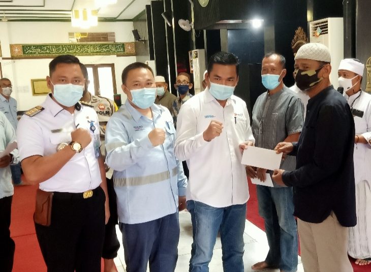 Jelang Idul Fitri, PTBA Serahkan Bantuan Pencegahan Covid-19 Kepada Pengurus Masjid