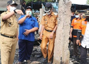 Tinjau Lokasi Kebakaran, Pj Bupati Muara Enim Serahkan Bantuan Kepada Para Korban