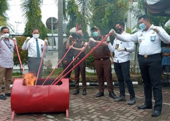 Kajari Muara Enim Musnahkan BB Hasil Kejahatan