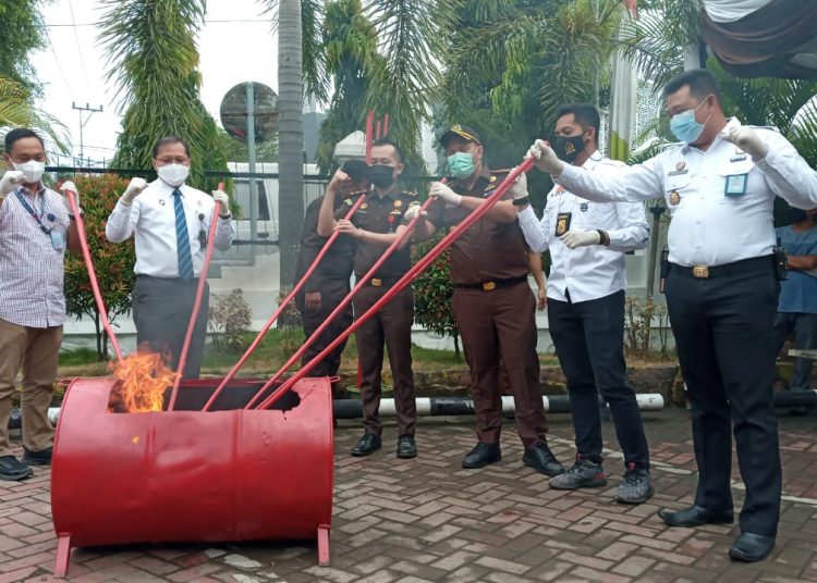 Kajari Muara Enim Musnahkan BB Hasil Kejahatan