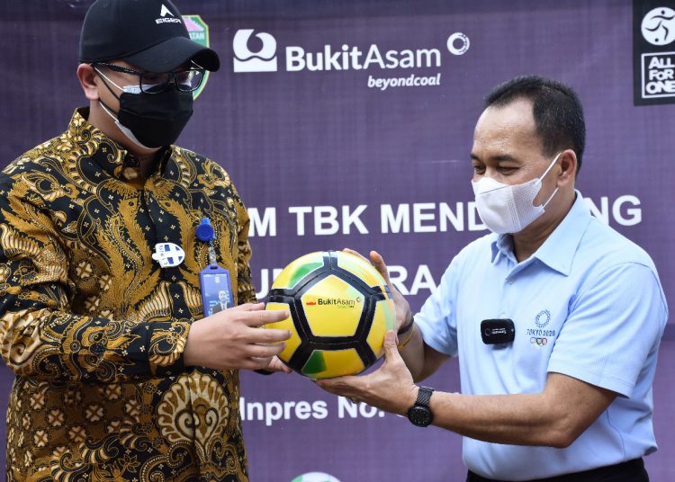 Dukung Gerakan Sejuta Bola, PTBA Bantu 488 Bola Kaki Kepada Pemprov Sumsel