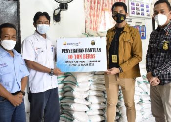 PTBA Salurkan Bantuan Beras Kepada Masyarakat Terdampak Covid-19 dan PPKM