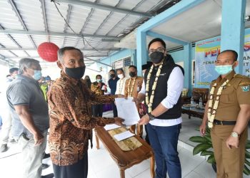 PTBA Serahkan Surat Pengalihan Hak Tanah kepada 133 KK