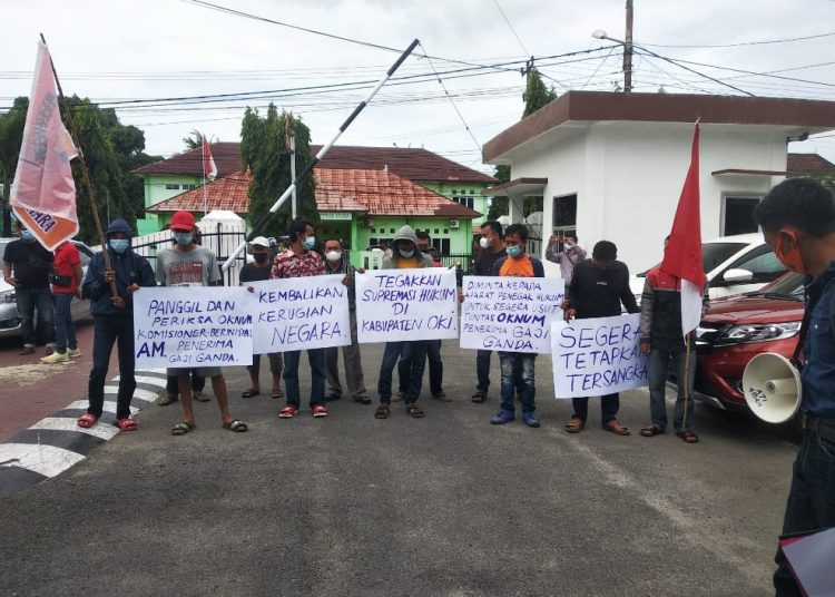 Diduga Terima Gaji Ganda, Oknum Anggota Komisioner KPUD OKI Dilaporkan ke Kejari
