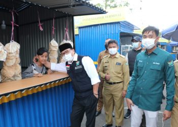 Pedagang Tersenyum Bahagia Usai Terima Booth Container dari PTBA