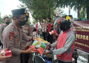 Kapolres Muara Enim Bagikan Ratusan Takjil dan Paket Sembako Kepada Masyarakat