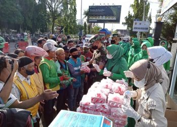 Kodim 0404 Muara Enim Bagikan Ratusan Takjil dan Paket Sembako