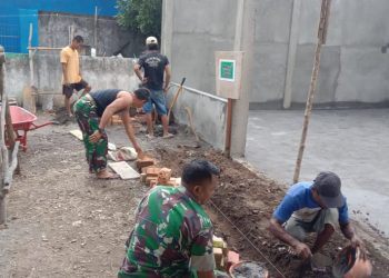 Personil Kodim 0404 Muara Enim Bahu Membahu Bersama Warga Bangun TPA