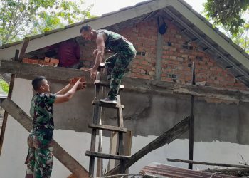 Satgas TMMD ke-113 Kodim Muara Enim dari Koramil Tanjung Enim Bedah Rumah Keluarga Boni