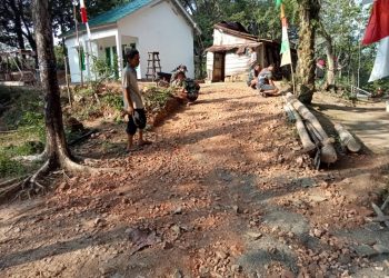 Perbaiki Akses Jalan, Personil Koramil Tanjung Enim Lakukan Perapian Rumah Penerima Manfaat TMMD