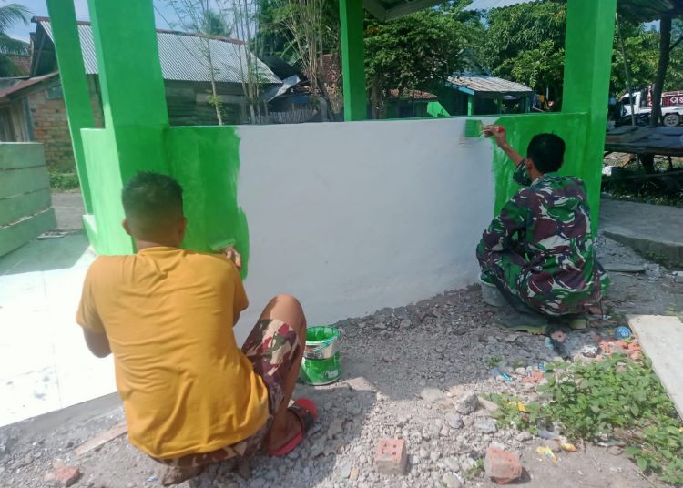 Hampir Rampung, Satgas TMMD Ke-113 Kodim 0404 Muara Enim Cat Poskamling ke-3