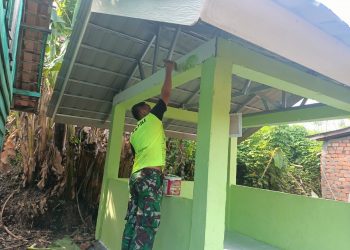 Pembangunan Poskamling Ke-2 Hampir Rampung, Satgas TMMD Kodim 0404 Muara Enim Lakukan Pengecatan