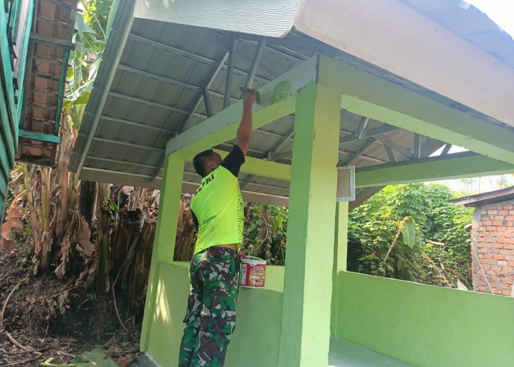 Pembangunan Poskamling Ke-2 Hampir Rampung, Satgas TMMD Kodim 0404 Muara Enim Lakukan Pengecatan