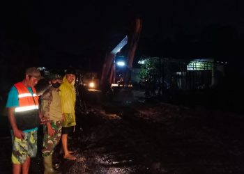 Urai Kemacetan, Babinsa Ini Langsung Terjun Kelapangan