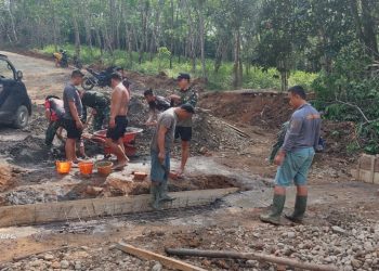Satgas TMMD Kodim 0404 Muara Enim Lanjutkan Pengecoran Plat Deker Ke-2 dan Pembuatan Kleneng