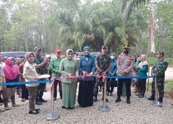 Pemotongan Tumpeng dan Pengguntingan Pita Tandai Penutupan Kegiatan TMMD ke-113 Kodim 0404 Muara Enim