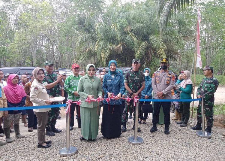 Pemotongan Tumpeng dan Pengguntingan Pita Tandai Penutupan Kegiatan TMMD ke-113 Kodim 0404 Muara Enim
