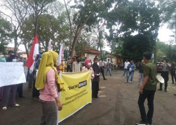Dihapus Dari Penerima BLT, Warga Desa Lingkis Demo Kades di DPMD