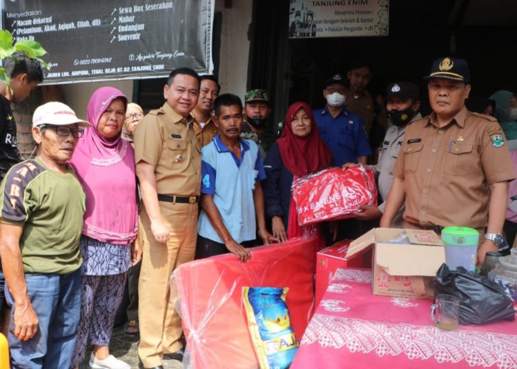 Pj Bupati Berikan Bantuan Korban Kebakaran Pasar Tanjung Enim
