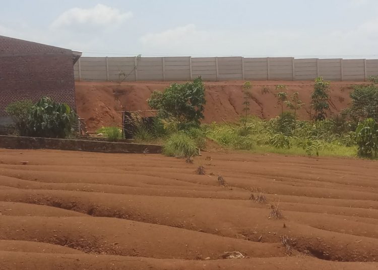 Tanah Timbunan Longsor ke Jalan, Warga Minta PT Trakindo Utama Bertanggung Jawab
