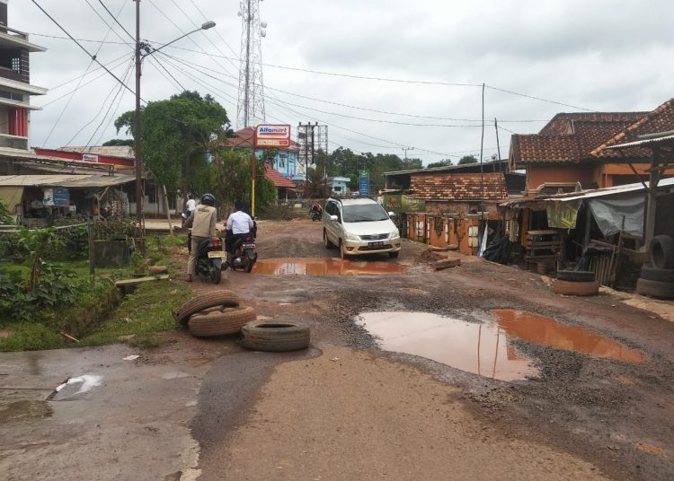 Jalan Pampangan Rusak Parah, Berada Didepan Rumah Anggota Dewan