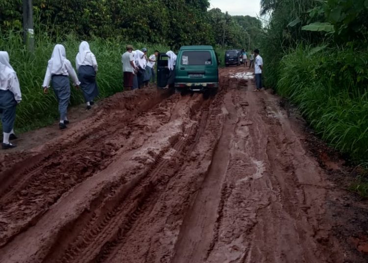 Kendaraan Proyek Melintas Jalan Desa Sukamulya Hancur, Kades : Kami Minta Diperbaiki