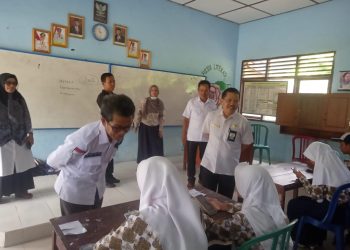 Pastikan Berjalan Lancar, Kadisdik OKI Tinjau Pelaksanaan Ujian