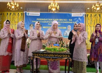 Peringatan Hari Ibu, Para Suami Ditantang Merias Isteri