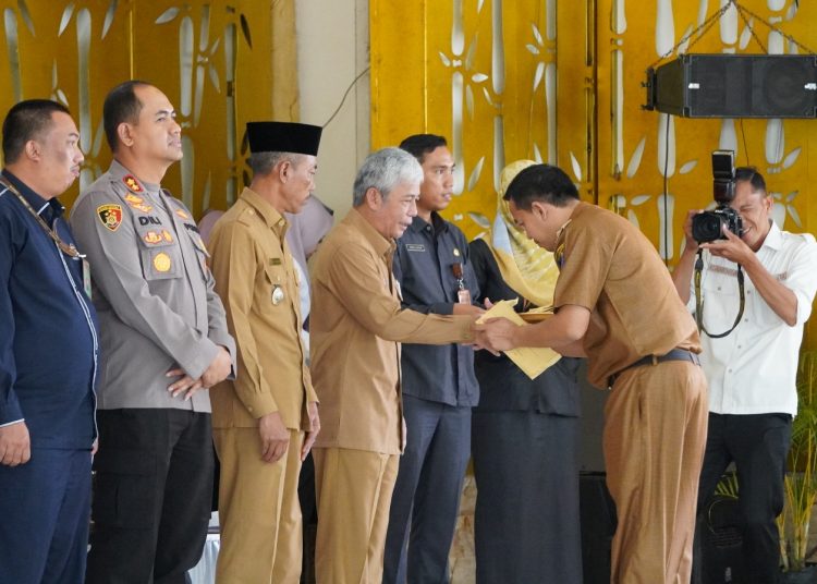 Bupati OKI Bagikan SK Besaran Dana Desa 2023, Ini Prioritas Pemanfaatannya