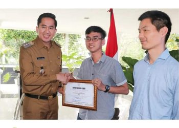 Patuh Bayar DKPTKA, Plt Bupati Muara Enim Beri Penghargaan Kepada 11 Perusahaan