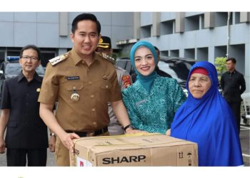 Plt Bupati Muara Enim Serahkan Bantuan kepada Petugas Kebersihan