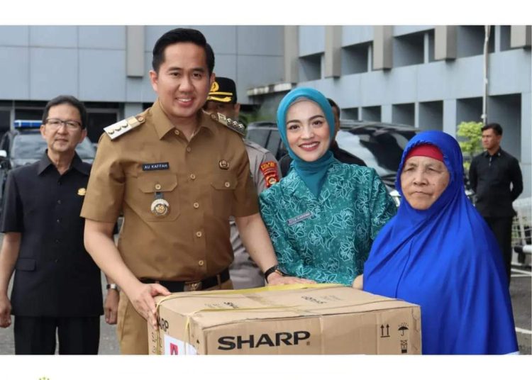 Plt Bupati Muara Enim Serahkan Bantuan kepada Petugas Kebersihan