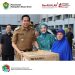 Plt Bupati Muara Enim Serahkan Bantuan kepada Petugas Kebersihan