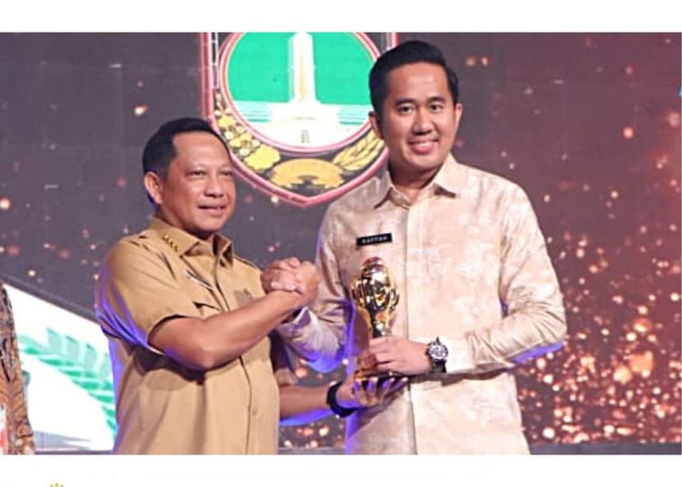 Pemkab Muara Enim Terima Piala UHC Award dari Mendagri