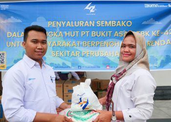 PTBA Bagikan 795 Paket Sembako untuk Guru Honorer saat Ramadhan