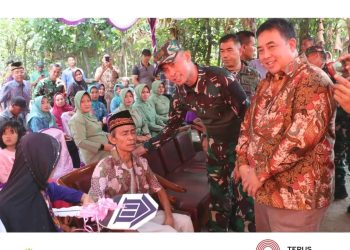 Sekda Muara Enim Serahkan Kunci Bedah Rumah di Desa Muara Lawai