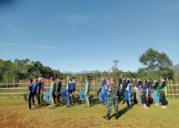 Babinsa Serda Fibri Latih 25 Siswa Tim Paskibraka Kecamatan SDL