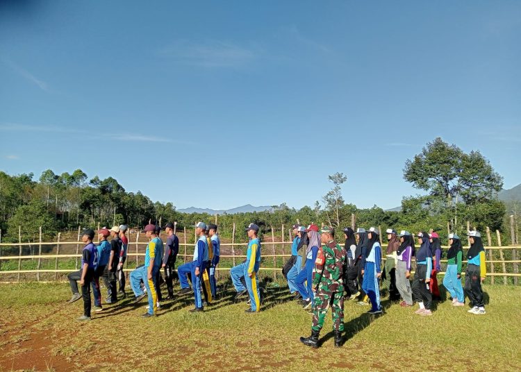 Babinsa Serda Fibri Latih 25 Siswa Tim Paskibraka Kecamatan SDL