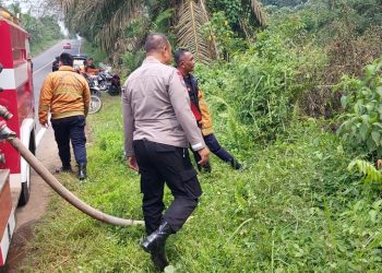 Personil Polsek Utara I Lubuklinggau Padamkan Kebakaran Lahan