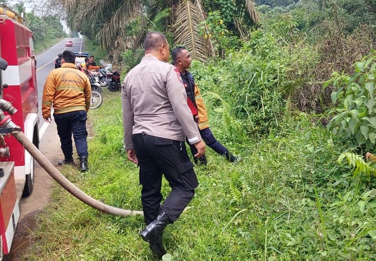 Personil Polsek Utara I Lubuklinggau Padamkan Kebakaran Lahan