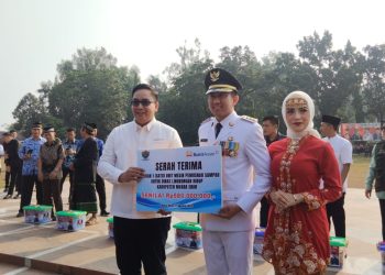PTBA Serahkan Bantuan Truk Arm Roll hingga Mesin Pemusnah Sampah untuk Pemkab Muara Enim