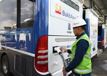 Kurangi Emisi, PTBA Operasikan Hybrid Dump Truck hingga Bus Listrik