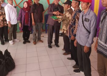 Warga Desa Saka Jaya Antusias Ikuti Pembagian Paket Sembako Murah dari Pemkab Muara Enim