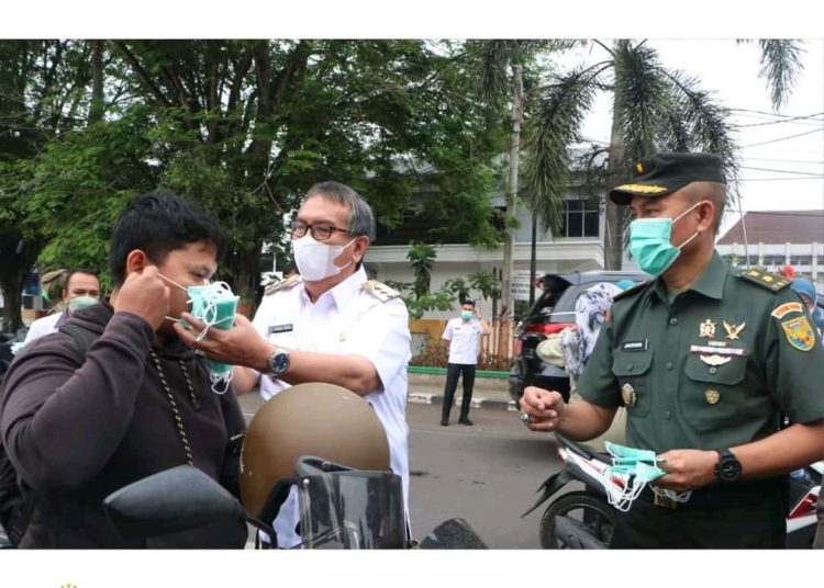 Cegah ISPA, Pj. Bupati Muara Enim Bagikan Masker Gratis Kepada Pengguna Jalan