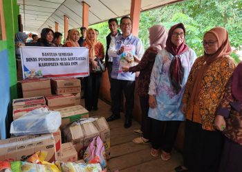 Peduli Korban Banjir, Disdikbud Muara Enim Salurkan Bantuan Paket Sembako 