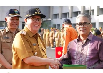 Pj Bupati Muara Enim Serahkan SK Pensiun Pegawai dan Bantuan Purna Bakti Korpri