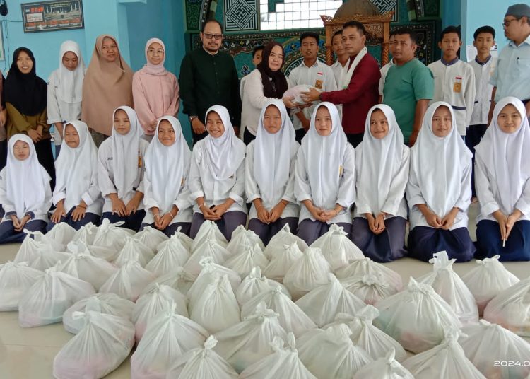 Medco E&P dan PWI Muara Enim Serahkan Sembako untuk Pondok Pesantren Darussa’adah